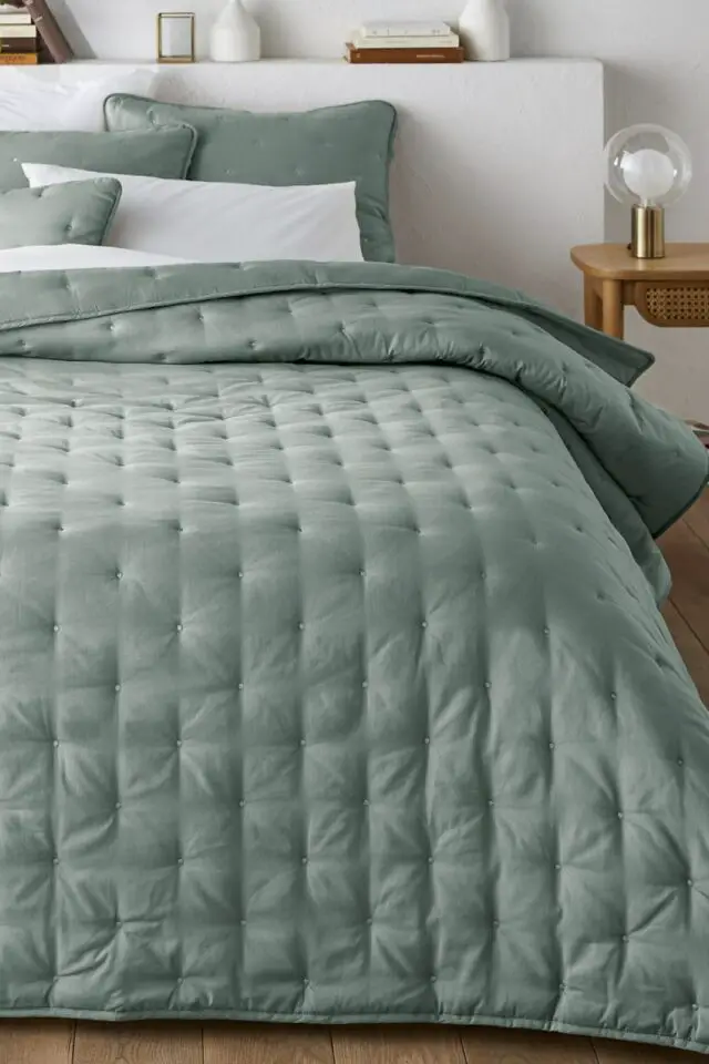 Couvre lit boutis matelassé brodé céladon