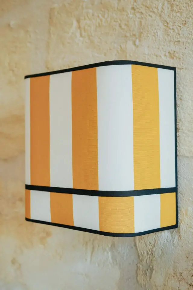 luminaire fabriqué en France My Léone applique murale jaune et blanche à rayure avec un liseré noir chic et élégant luminaire fabriqué en France My Léone applique murale jaune et blanche à rayure avec un liseré noir chic et élégant
