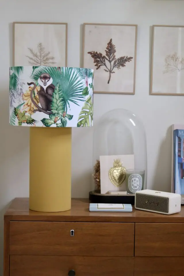 Lampe à poser coloré pied jaune ocre abat-jours tropical luminaire enseigne française My Léone Lampe à poser coloré pied jaune ocre abat-jours tropical luminaire enseigne française My Léone