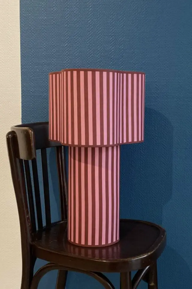 Lampe à poser originale rayures roses et rouges création My Léone ambiance déco colorée et moderne Lampe à poser originale rayures roses et rouges création My Léone ambiance déco colorée et moderne