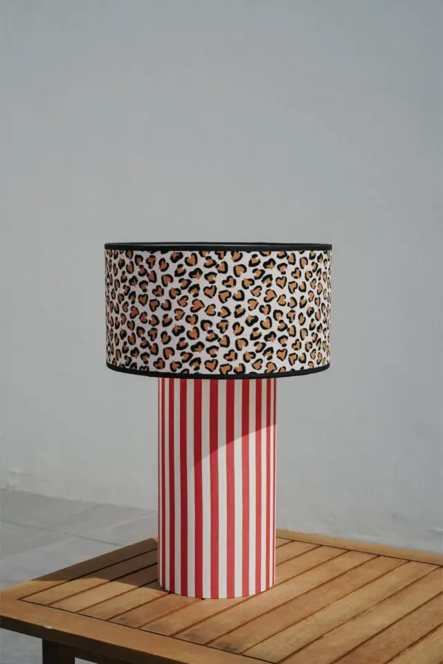 Lampe à poser originale pied rayé rouge et blanc abat-jour léopard motifs modernes décoration intérieure My Léone Lampe à poser originale pied rayé rouge et blanc abat-jour léopard motifs modernes décoration intérieure My Léone