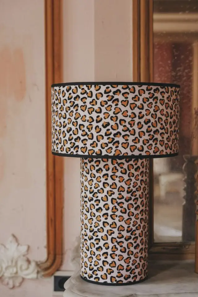 Lampe à poser pied et abat-jour en tissu léopard décoration motif et couleur chic My Léone Lampe à poser pied et abat-jour en tissu léopard décoration motif et couleur chic My Léone