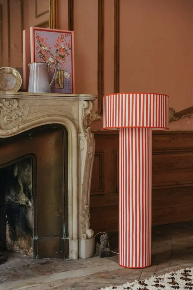 Lampe à poser format XL lampadaire avec abat-jour rayures blanches et rouges My Léone Lampe à poser format XL lampadaire avec abat-jour rayures blanches et rouges My Léone