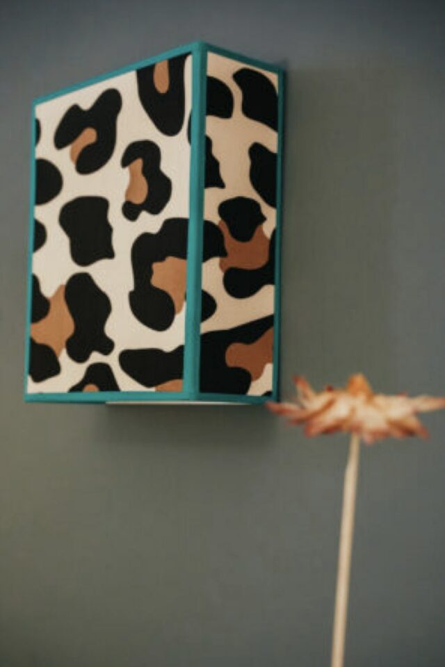 Lampe murale applique motif léopard liseré bleu accessoire décoration intérieure originale Lampe murale applique motif léopard liseré bleu accessoire décoration intérieure originale