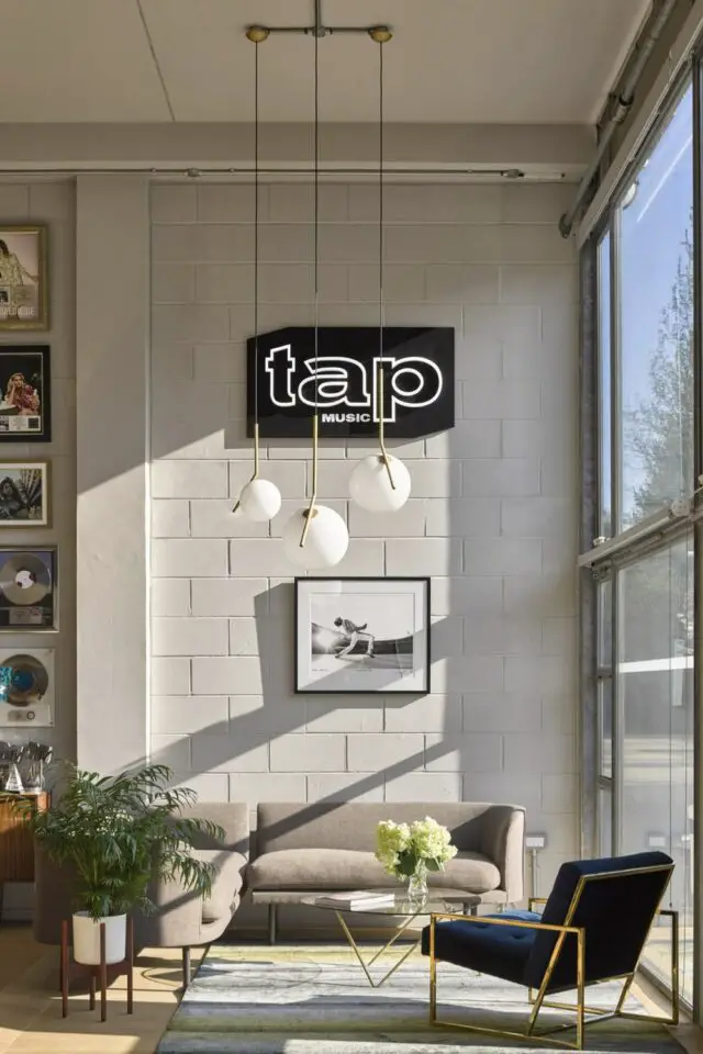 mur intérieur en parpaings bruts sans enduit décoration simple et originale salon séjour grande baie vitrée canapé gris fauteuil noir suspension blanche design mur intérieur en parpaings bruts sans enduit décoration simple et originale salon séjour grande baie vitrée canapé gris fauteuil noir suspension blanche design