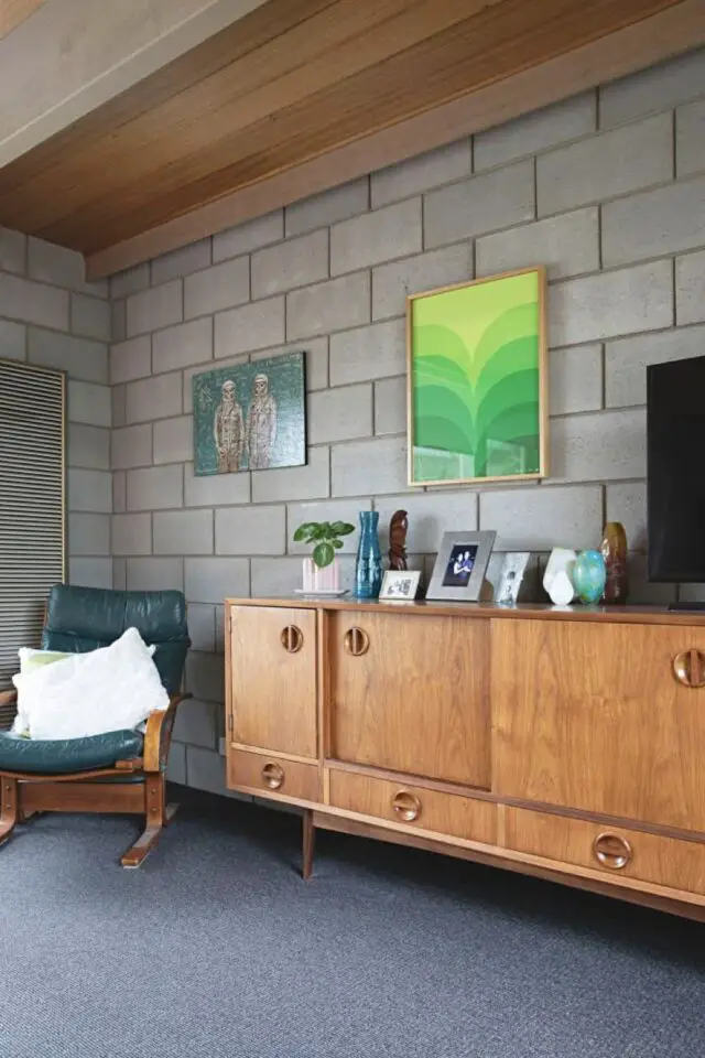 mur intérieur en parpaings bruts salon meuble enfilade en bois vintage Mid Century Modern fauteuil en cuir élégant et simple mur intérieur en parpaings bruts salon meuble enfilade en bois vintage Mid Century Modern fauteuil en cuir élégant et simple