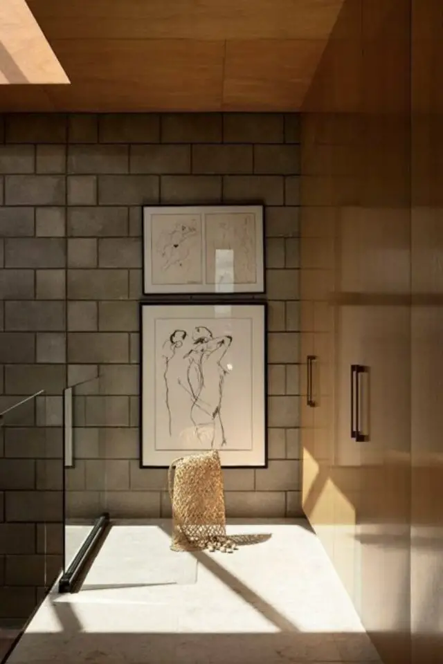 mur intérieur en parpaings bruts espace dressing couloir décoration cadres lineart simple porte de placard en bois mur intérieur en parpaings bruts espace dressing couloir décoration cadres lineart simple porte de placard en bois
