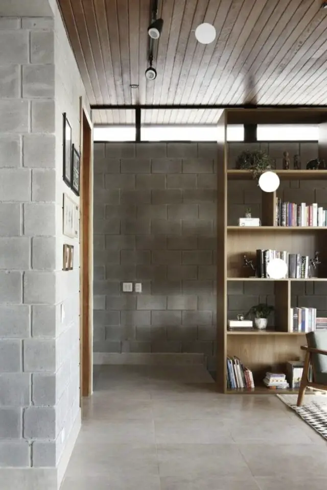 mur intérieur en parpaings bruts salon bibliothèque sur mesure en bois plafond lambris espace chic et élégant fauteuil beige architecture intérieure design mur intérieur en parpaings bruts salon bibliothèque sur mesure en bois plafond lambris espace chic et élégant fauteuil beige architecture intérieure design