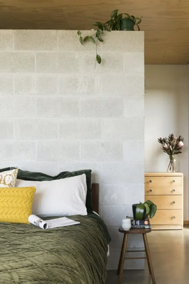 mur intérieur en parpaings bruts chambre adulte plafond bois chic et design simple parure de lit vert kaki commode en bois petit tabouret table de chevet mur intérieur en parpaings bruts chambre adulte plafond bois chic et design simple parure de lit vert kaki commode en bois petit tabouret table de chevet