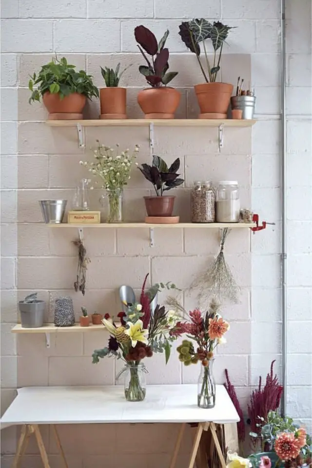 mur intérieur en parpaings bruts sans enduit peinture blanche et nude étagères plantes vertes et fleurs petit bureau mur intérieur en parpaings bruts sans enduit peinture blanche et nude étagères plantes vertes et fleurs petit bureau