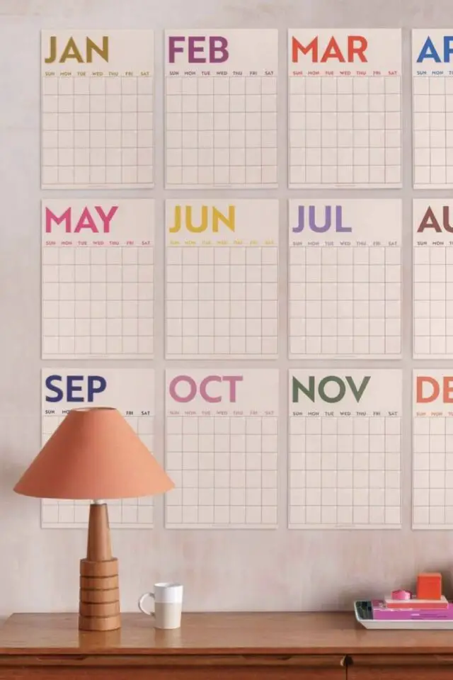 calendrier familial centre de contrôle décoration murale une page par mois dessus buffet décor couloir entrée pratique 