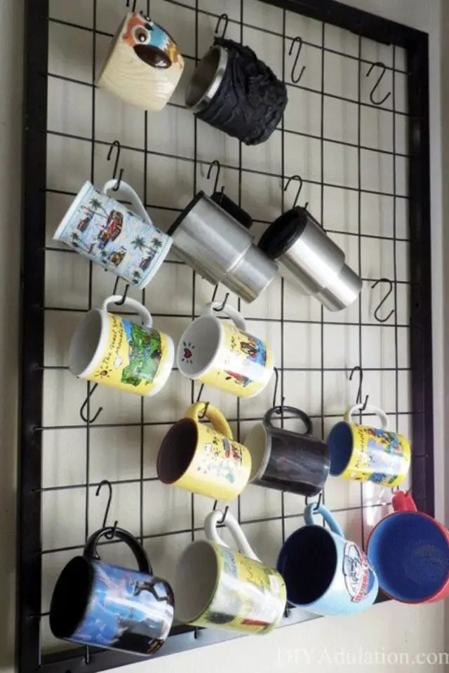 rangement collection tasses et mugs grille encadrée avec crochets pour suspendre idée DIY petit budget facile à faire 
