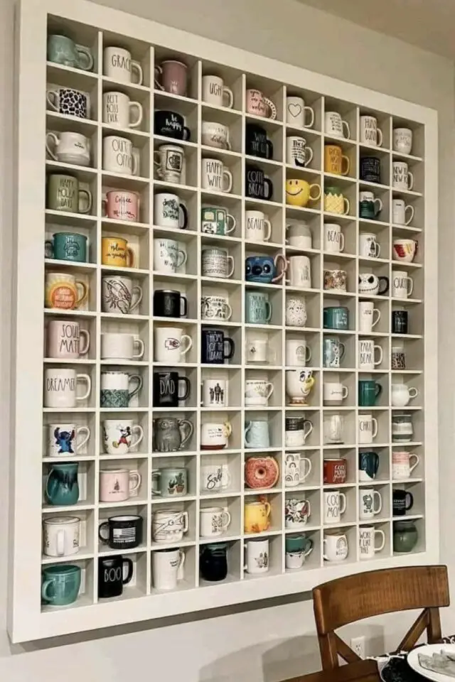 rangement collection tasses et mugs meuble étagère casier aménagement mural sur mesure idée sympa maison grande capacité de stockage 