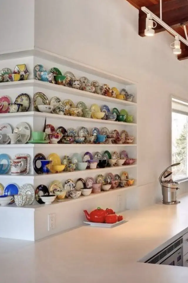 rangement collection tasses et mugs étagères habillage angle sortant au dessus du plan de travail idée originale et gain de place 