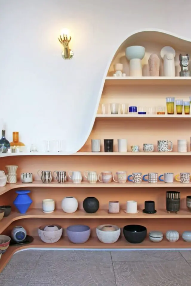 rangement collection tasses et mugs étagères originale couleur vague décoration murale moderne 