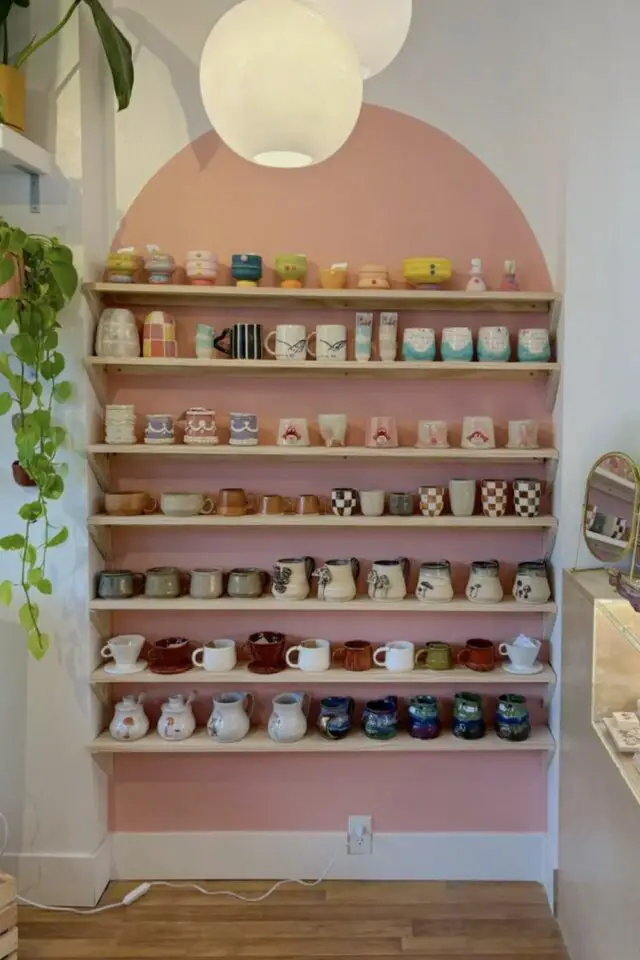 rangement collection tasses et mugs idée simple et facile étagère et arche peinte sur le mur créer un point focal mise en valeur de la vaisselle 