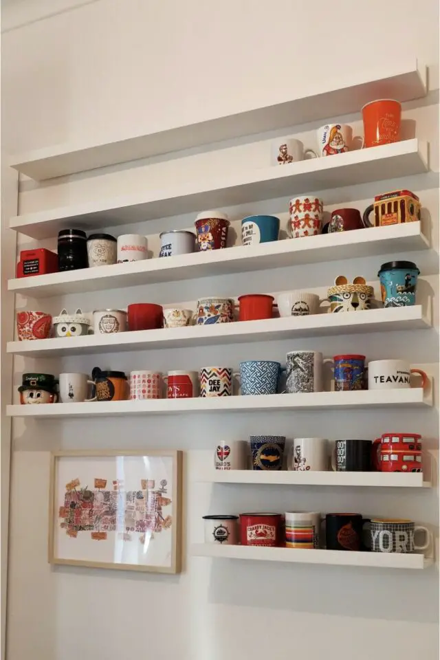 rangement collection tasses et mugs étagères blanches de différentes longueurs avec petit rebord cadre déco idée facile 