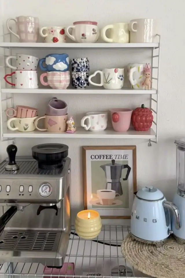 rangement mug placard cuisine  petite étagère string blanche au dessus du plan de travail coin café moderne 