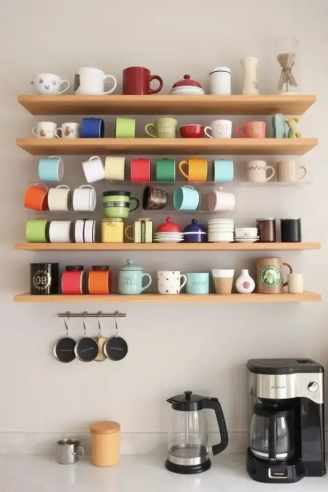 rangement mug placard cuisine étagère bois et transparente petite basse pour suspendre accessoire simple et pas cher 