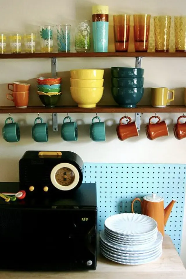 rangement mug placard cuisine petit crochets ajoutés sous les étagère de cuisine idée facile DIY rapide 