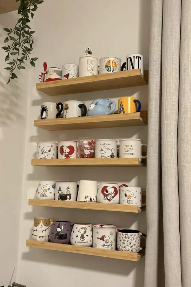 rangement mug placard cuisine toutes petites étagères en bois juste à côté de la fenêtre optimisation espace pan de mur inutilisé 