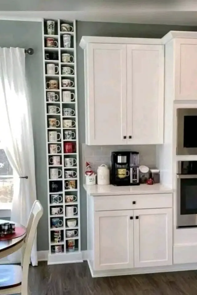 mettre en valeur collection tasses et mug rangement cuisine meuble sur-mesure petite largeur du sol au plafond optimisation espace petit pan de mur 