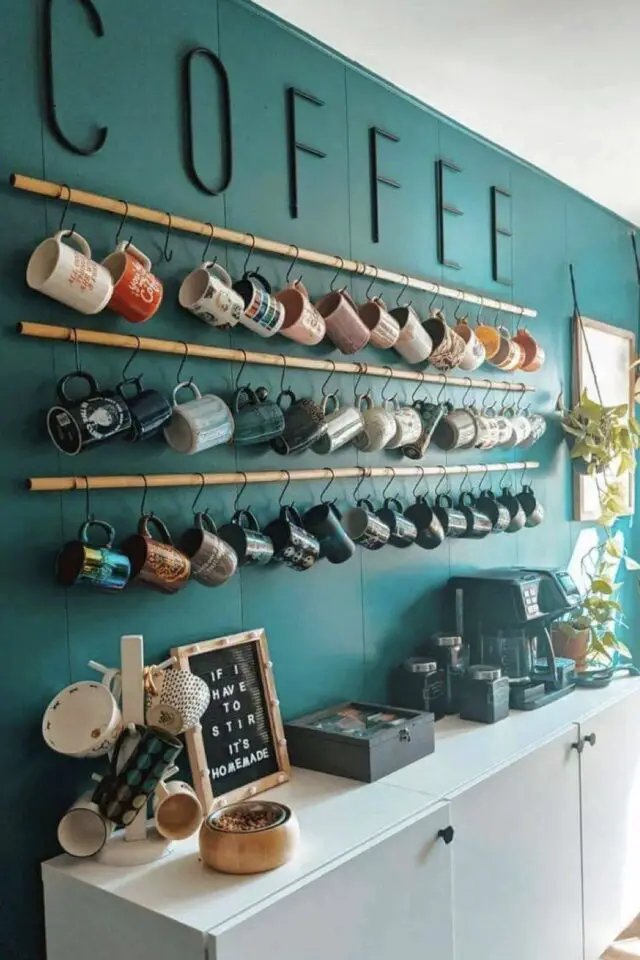 mettre en valeur collection tasses et mug rangement cuisine coin café déco barre en bois avec crochet pour suspendre cimaise au plafond 
