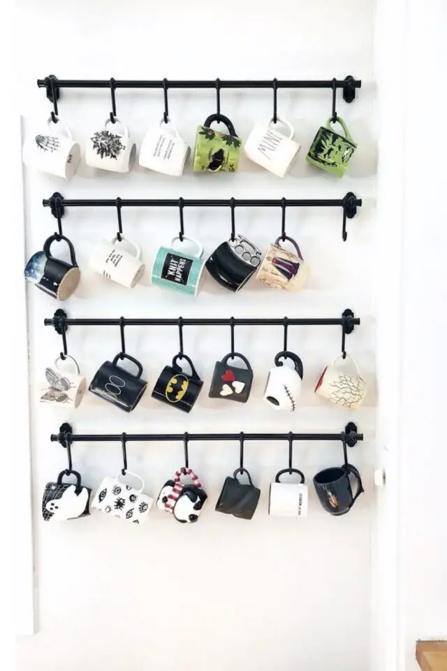 mettre en valeur collection tasses et mug rangement cuisine solution pas cher barre à accrocher au mur avec crochet IKEA simple à mettre en place 