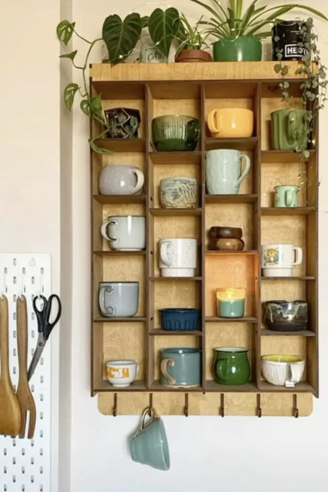 mettre en valeur collection tasses et mug rangement cuisine petit meuble mural en bois fait maison avec plantes vertes et crochets pas encombrant 
