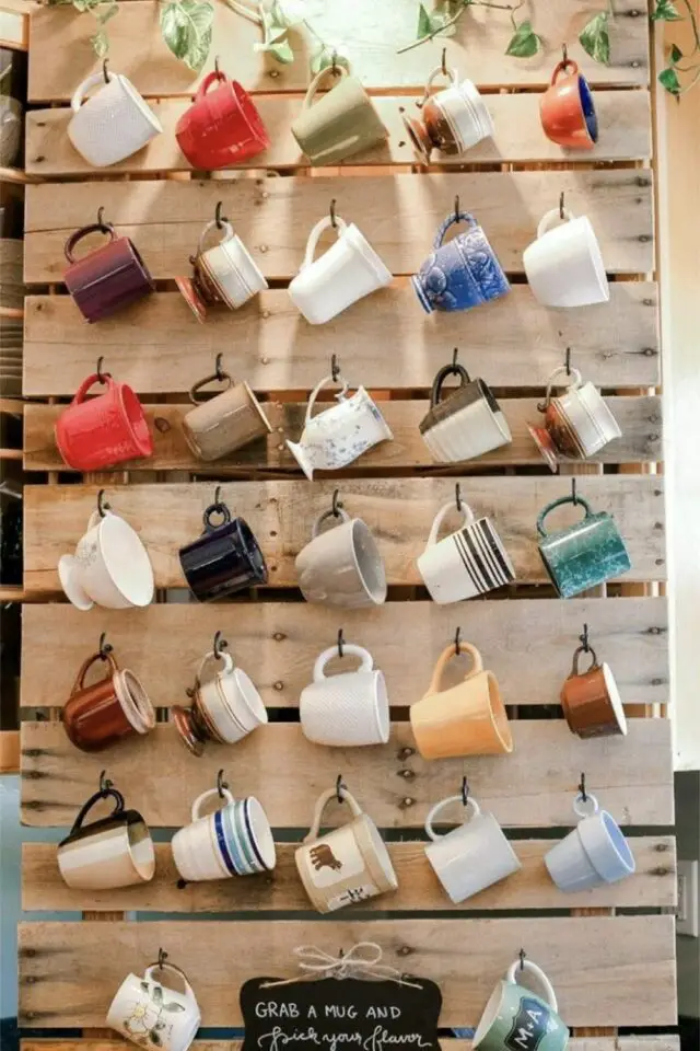 mettre en valeur collection tasses et mug rangement cuisine récup bois de palette et crochet idée DIY pas cher décoration murale 