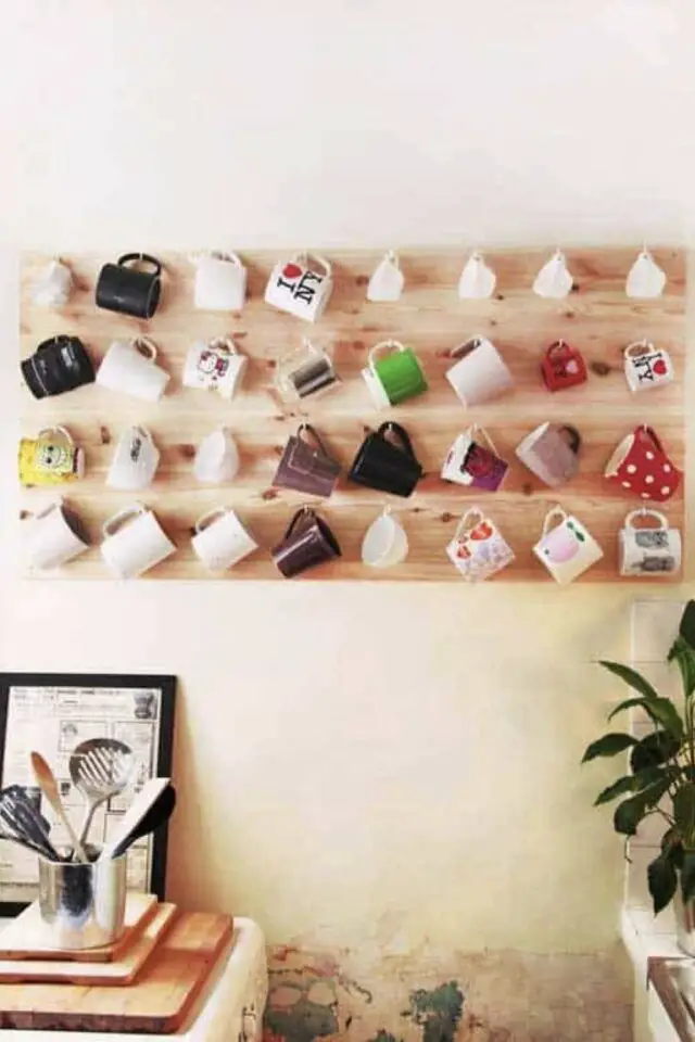idée rangement mug et tasse cuisine planche en bois avec petit crochet suspendu au mur exemple moderne facile 