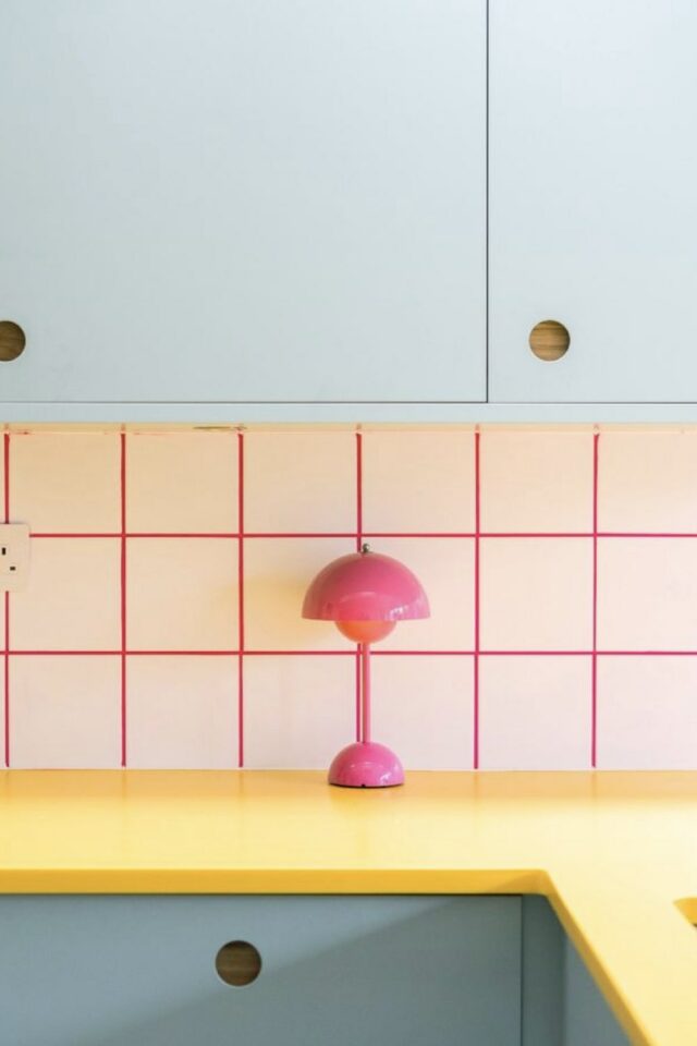 rénovation plan de travail cuisine peinture résine colorée jaune crédence blanche et rose meubles épuré bleu idée ambiance moderne 