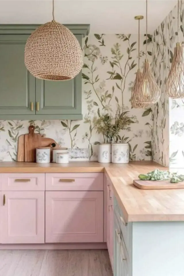 rénovation plan de travail cuisine exemple stratifié bois clair meuble pastel rose et vert papier peint végétal suspension naturelle 