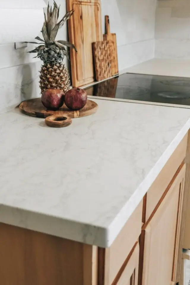 rénovation plan de travail cuisine exemple effet marbre blanc gros élégant meuble en bois minimalisme 