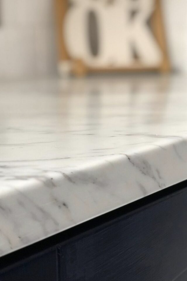 rénovation plan de travail cuisine exemple marbre blanc et gris élégant film adhésif relooking pas cher 