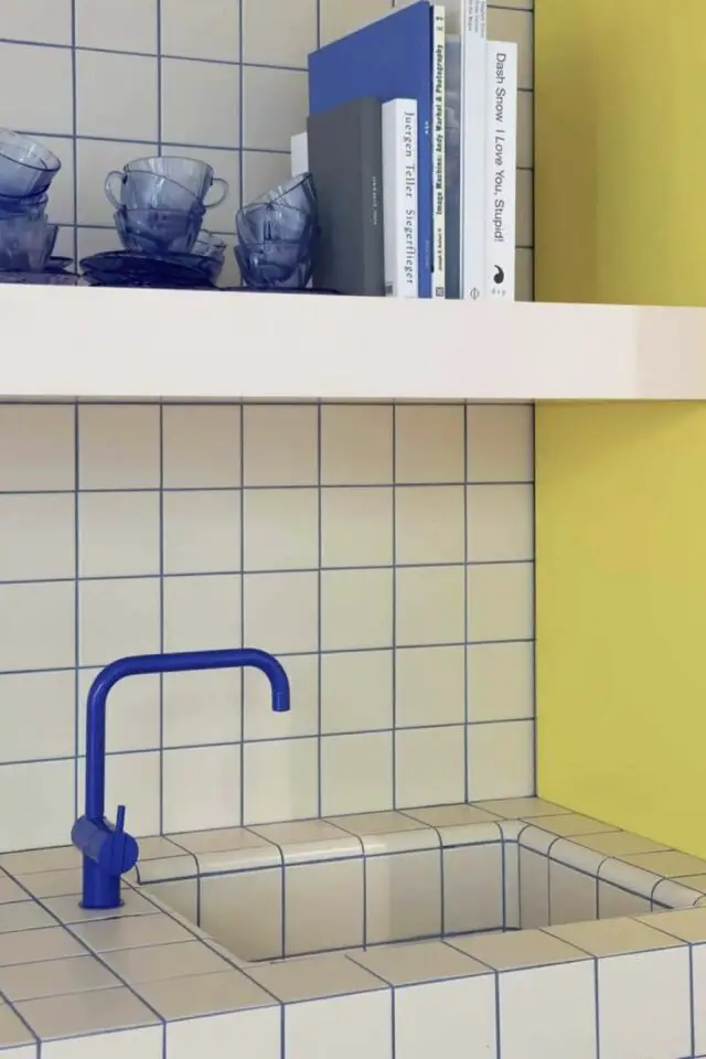 rénovation plan de travail cuisine exemple carrelage blanc joint coloré bleu décor moderne et coloré mitigeur bleu cobalt mur jaune 