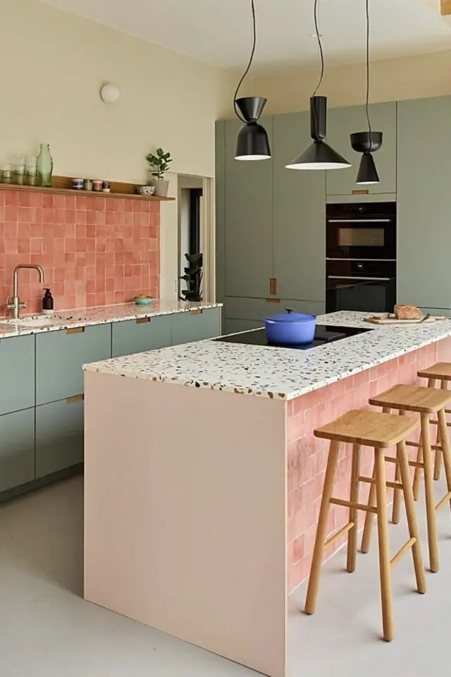 rénovation plan de travail cuisine pas cher terrazzo îlot central ambiance moderne et chic vert et rose 