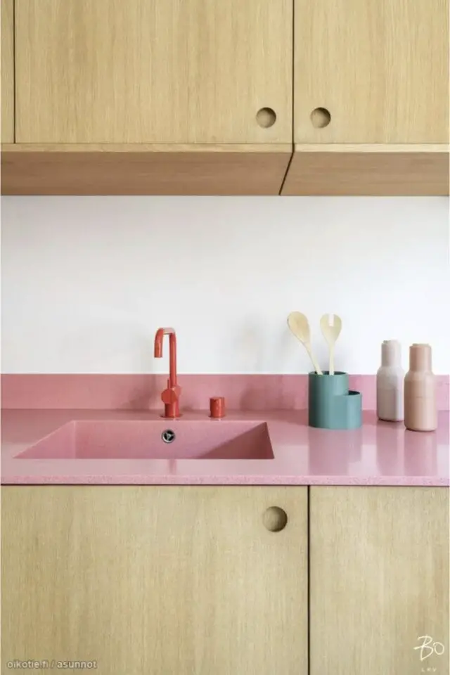 rénovation plan de travail cuisine techniques résine rose élégante meuble en bois simple mitigeur rouge 