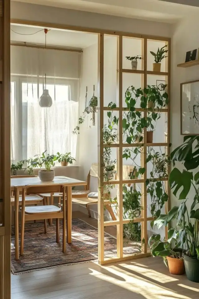 salon salle à manger moderne exemple petit espace claustra bois simple plantes vertes idée décoration structurer pièce 