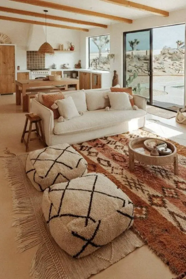 salon salle à manger moderne photo ambiance bohème chic pouf berbère tapis ethnique petit canapé blanc table repas en bois 