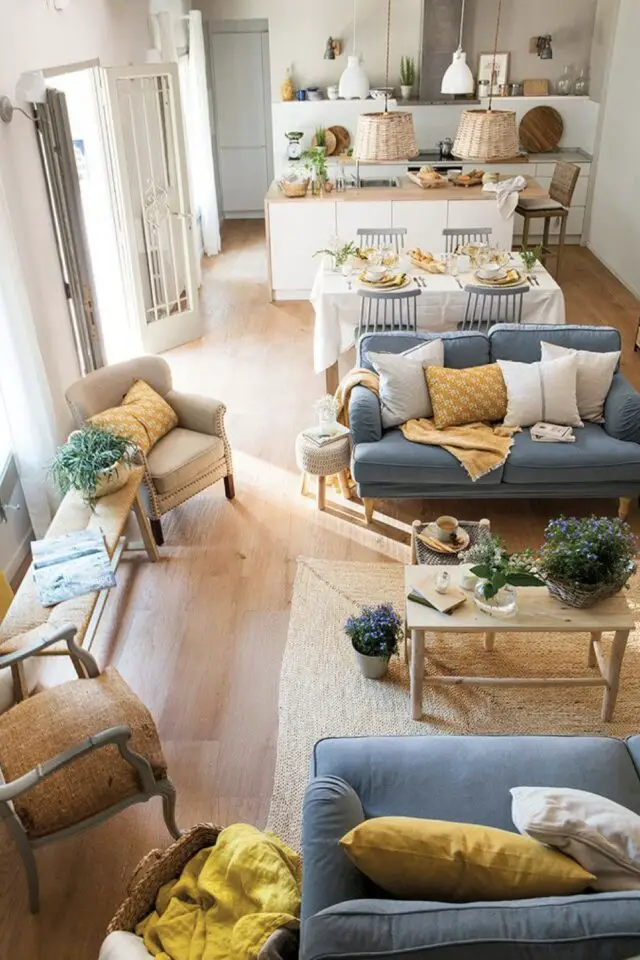 salon salle à manger moderne exemple en longueur deux canapés l'un en face de l'autre table rectangulaire mur blanc cuisine atmosphère familiale 