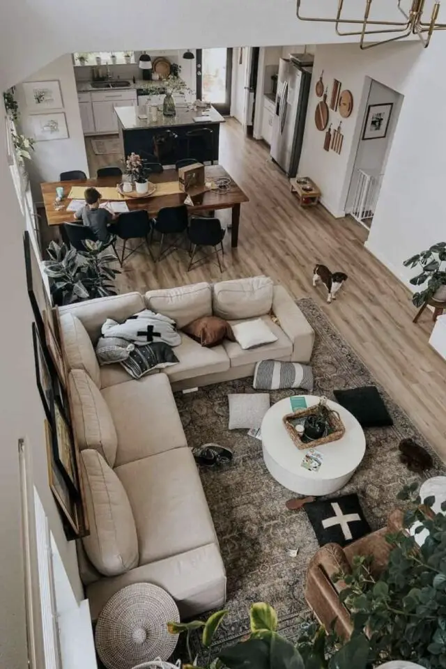 salon salle à manger moderne exemple grand canapé d'angle beige tapis table basse ronde table repas rectangulaire bois et métal 8 places 