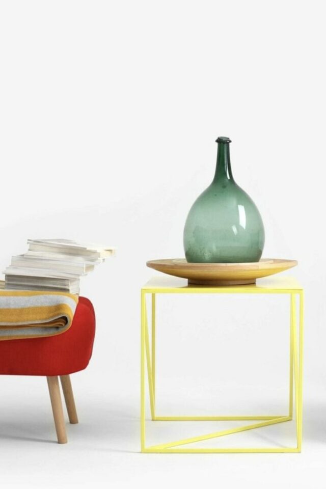 Table d'appoint en métal carré jaune 