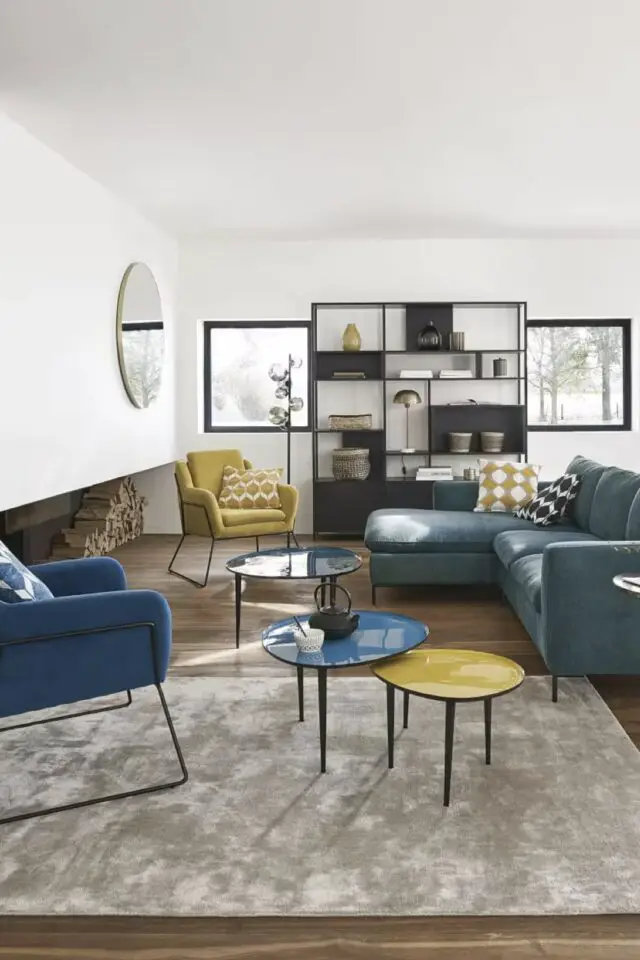 Tables gigognes en métal laqué bleu et jaune forme galet 