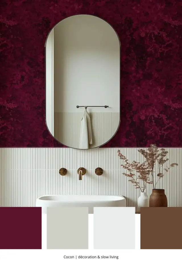 association de couleurs avec du bordeaux salle de bain soubassement texturé papier peint ton sur ton miroir ovale vaque blanche association de couleurs avec du bordeaux salle de bain soubassement texturé papier peint ton sur ton miroir ovale vaque blanche