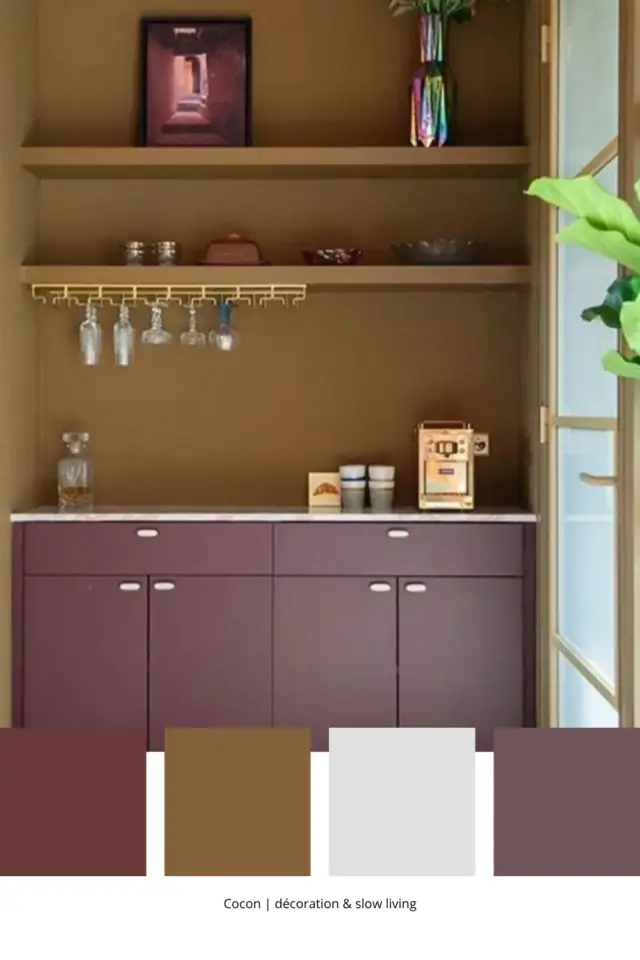 association de couleurs avec du bordeaux petite cuisine mur ocre jaune moutarde élégante plan de travail blanc association de couleurs avec du bordeaux petite cuisine mur ocre jaune moutarde élégante plan de travail blanc