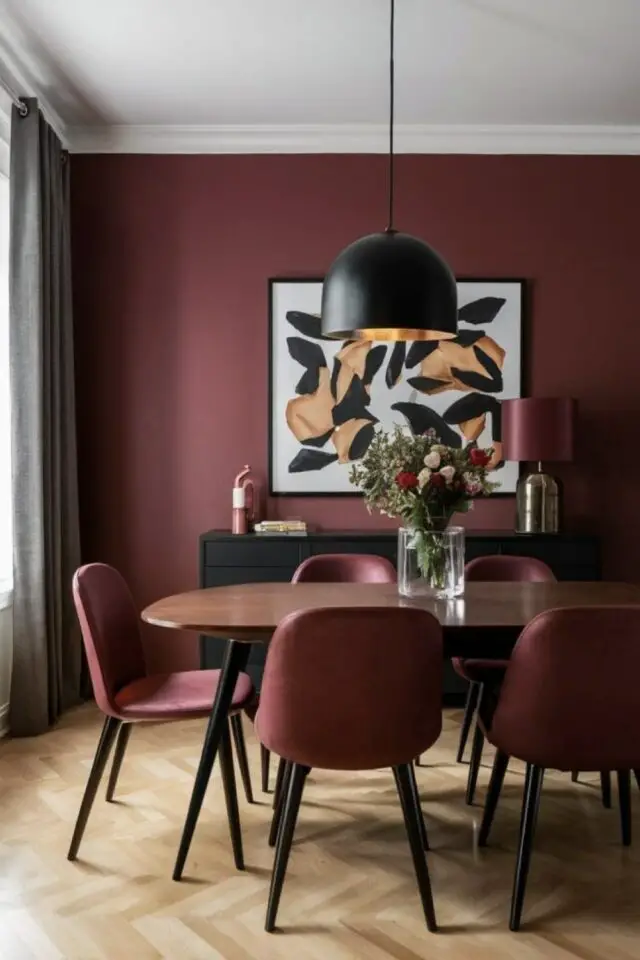 bordeaux décoration intérieure chic salle à manger sophistiquée table ovale en bois buffet et suspension noir peinture murale bordeaux décoration intérieure chic salle à manger sophistiquée table ovale en bois buffet et suspension noir peinture murale
