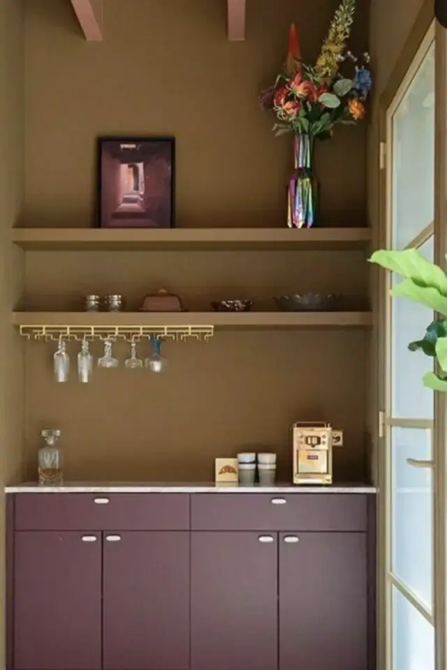 bordeaux décoration intérieure chic coin cuisine meuble coloré chic mur jaune moutarde peinture sophistiquée minimaliste bordeaux décoration intérieure chic coin cuisine meuble coloré chic mur jaune moutarde peinture sophistiquée minimaliste