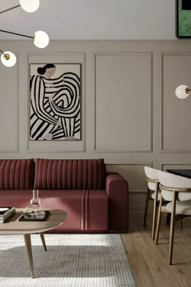 bordeaux décoration intérieure chic salon sophistiqué parquet bois moulures discrètes au mur peinture greige canapé coloré bordeaux décoration intérieure chic salon sophistiqué parquet bois moulures discrètes au mur peinture greige canapé coloré