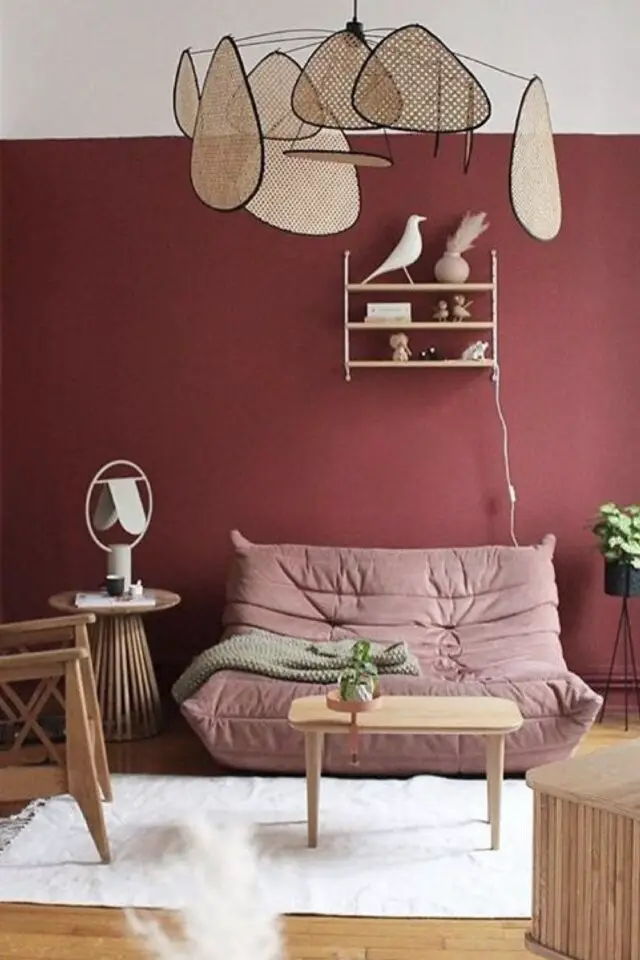 bordeaux décoration intérieure chic salon tendance canapé rose design petit modèle soubassement peinture colorée tapis blanc meuble en bois bordeaux décoration intérieure chic salon tendance canapé rose design petit modèle soubassement peinture colorée tapis blanc meuble en bois